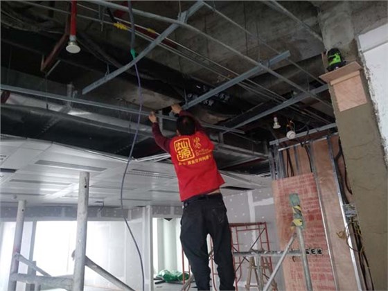 原吊顶开始修复施工