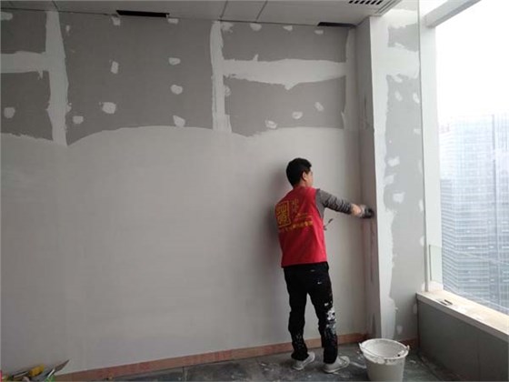 腻子打底施工中