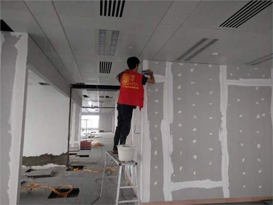 腻子补缝及放阳角线