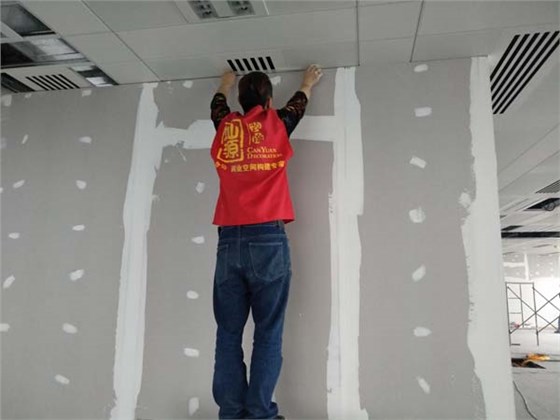 腻子师傅贴分色纸做成品保护