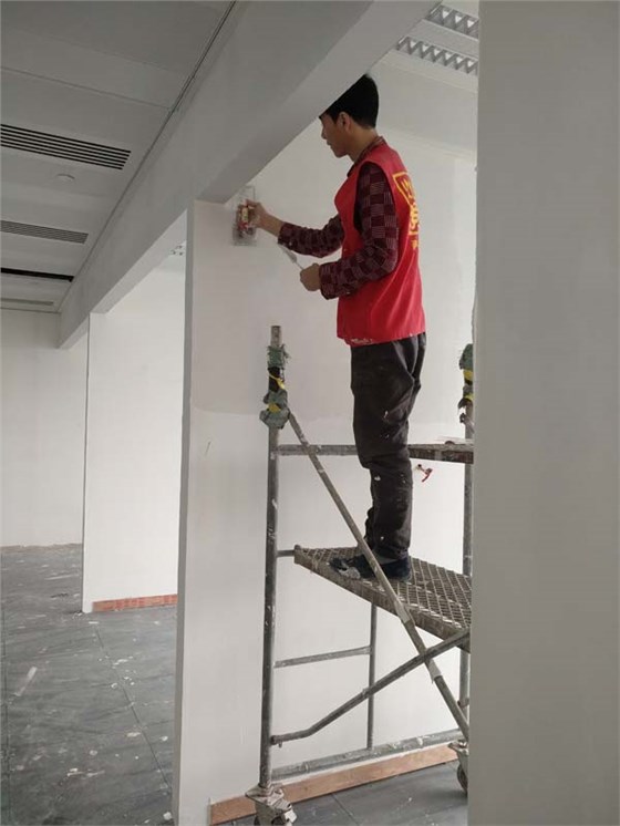 腻子第二遍开始施工
