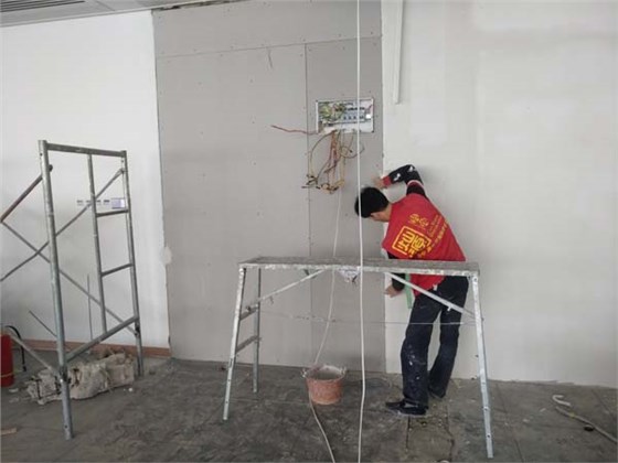 粘粉加抗裂网带补缝施工中